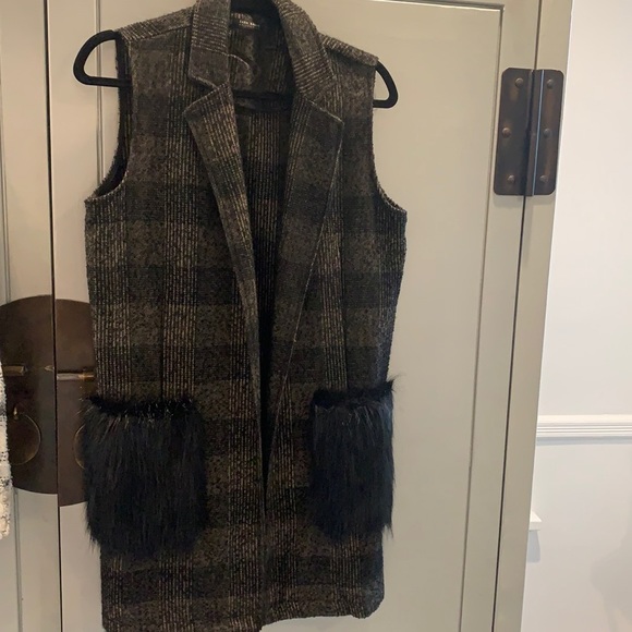 Tweed Vest with fur on the pockets - Picture 1 of 1